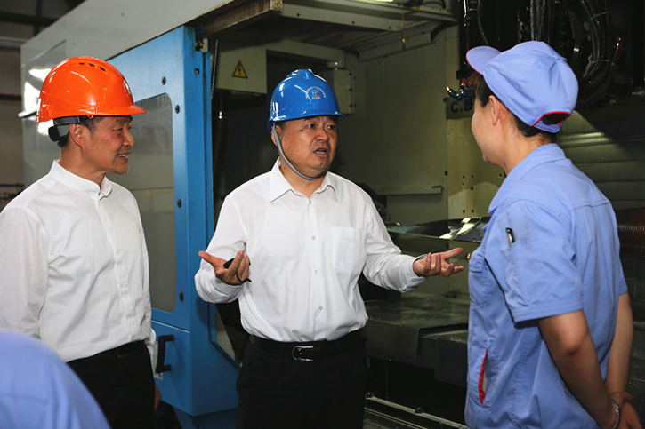 郝鹏与尊龙集团官网集团一线出产人员深刻互换